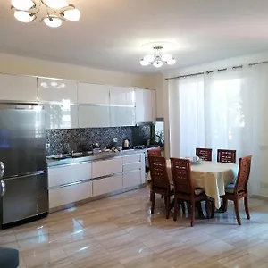 Apartament Center, Szkodra